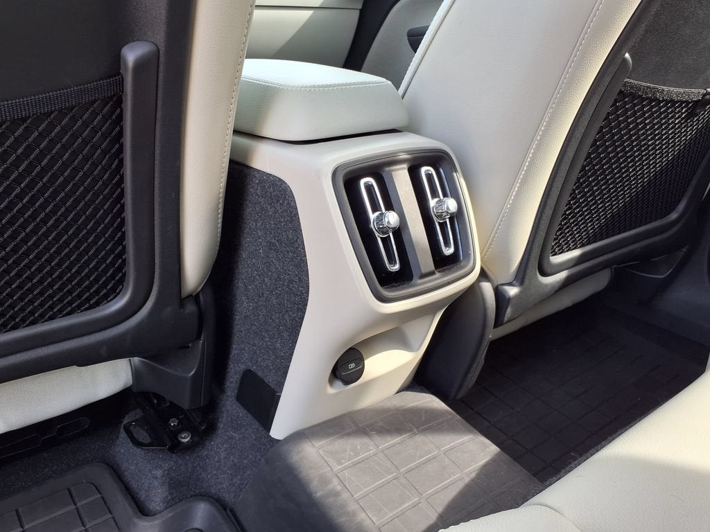 2023 Volvo XC40 Ultimate Bright Theme