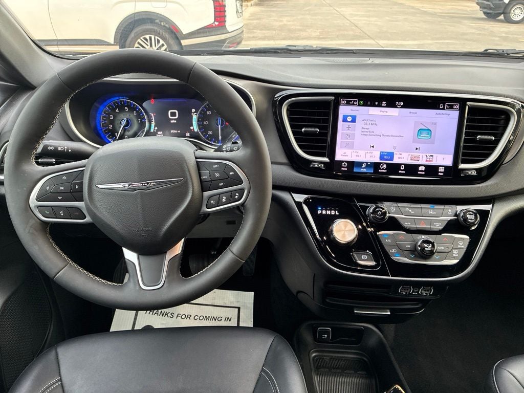 2025 Chrysler Pacifica Select