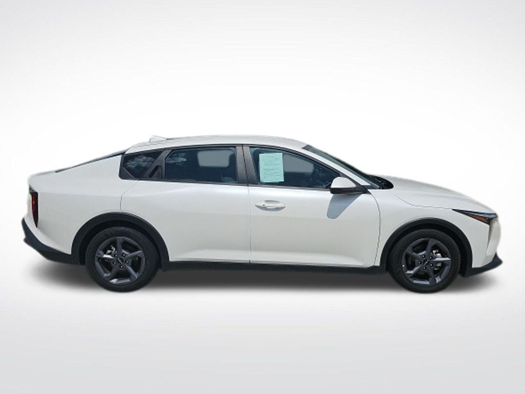 2025 Kia K4 LXS - Photo 9
