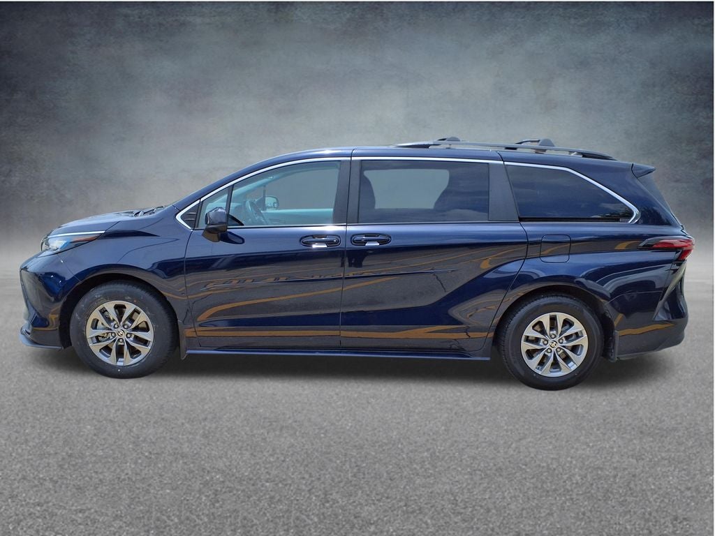 2022 Toyota Sienna LE 8 Passenger