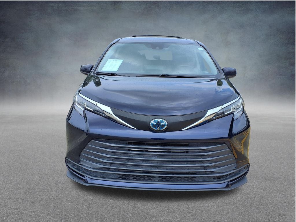 2022 Toyota Sienna LE 8 Passenger