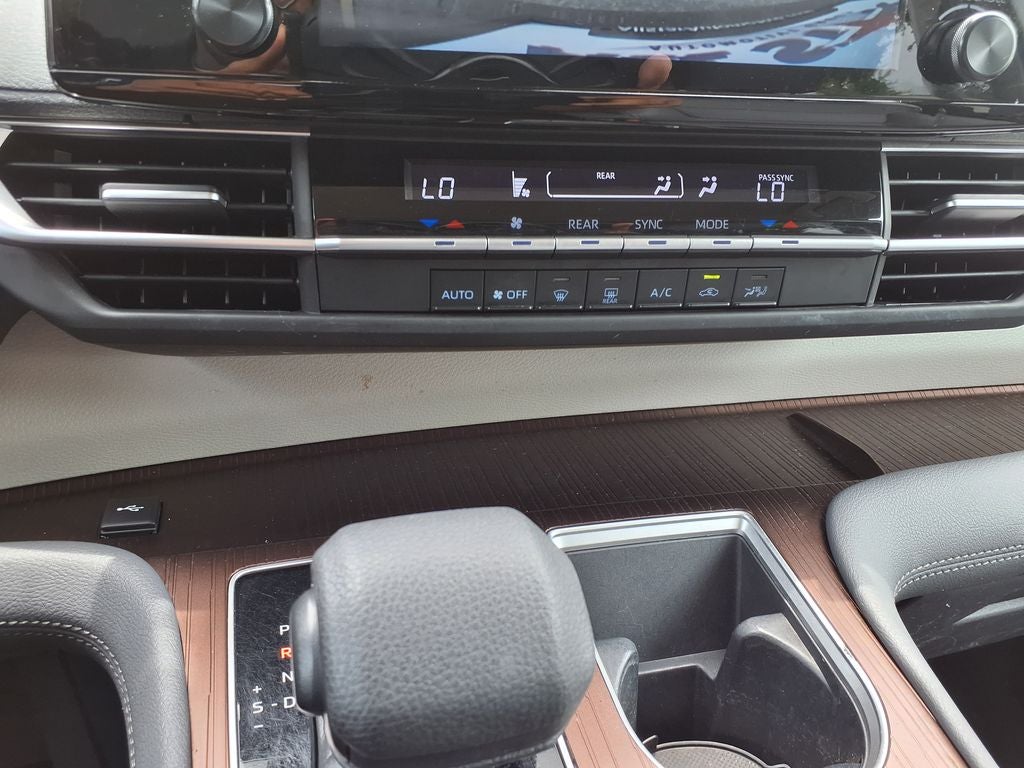2022 Toyota Sienna LE 8 Passenger