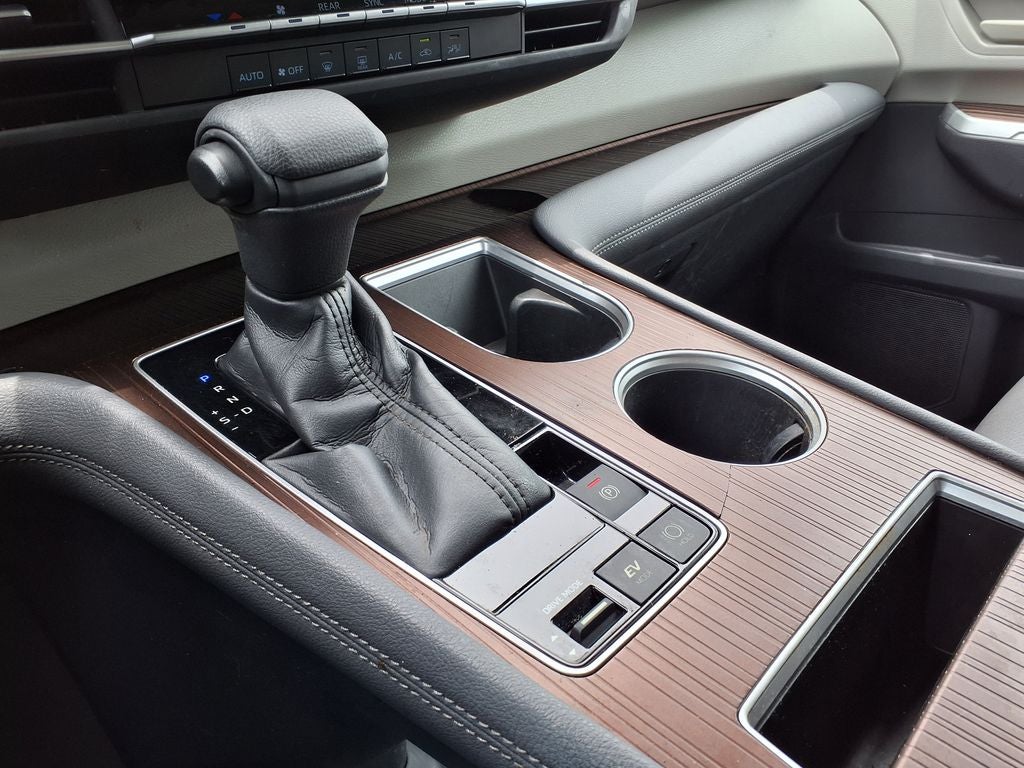 2022 Toyota Sienna LE 8 Passenger