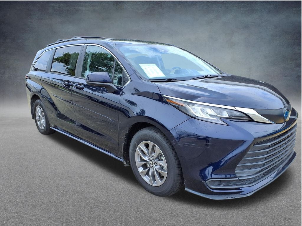 2022 Toyota Sienna LE 8 Passenger