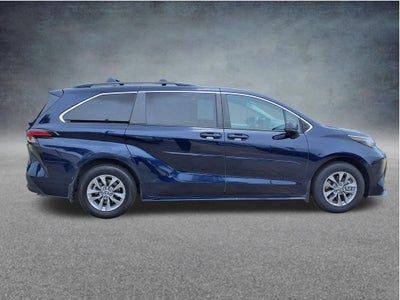 2022 Toyota Sienna LE 8 Passenger