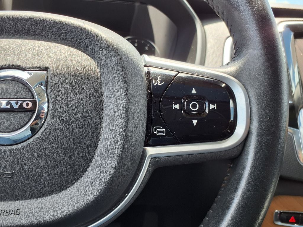 2021 Volvo XC90 T6 Momentum