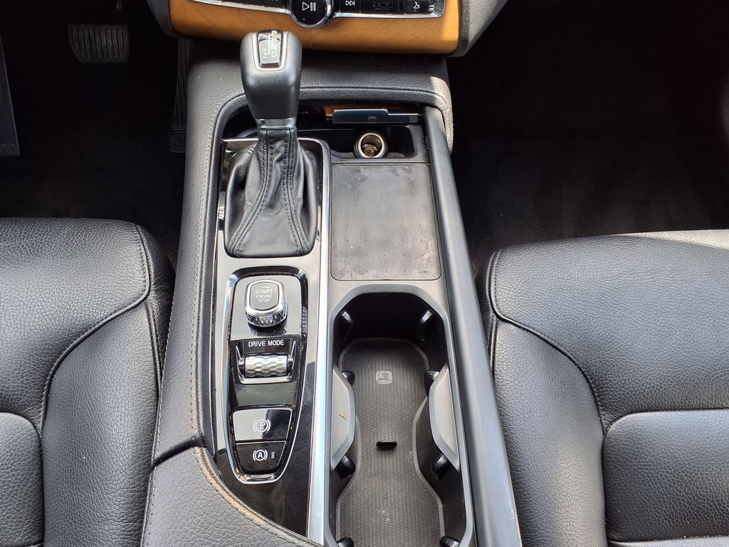 2021 Volvo XC90 T6 Momentum