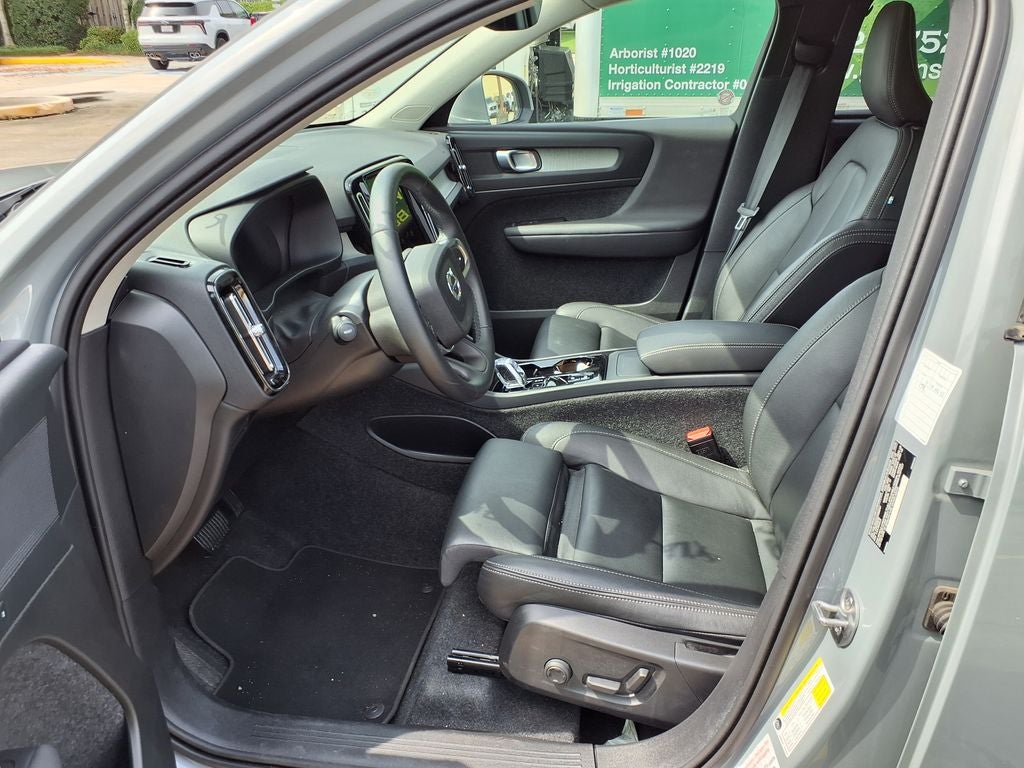 2025 Volvo XC40 B5 Plus Bright Theme