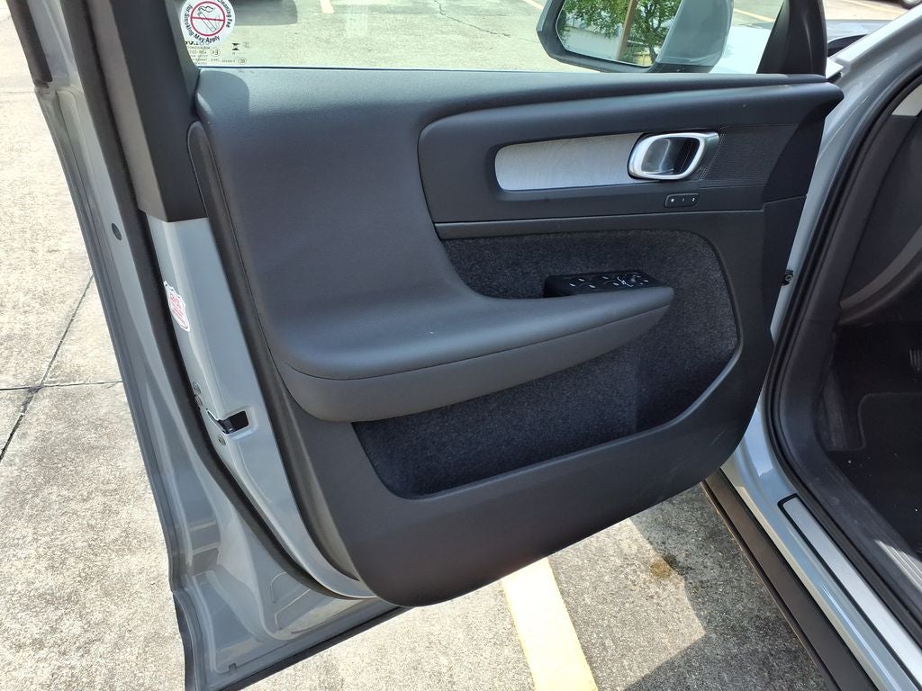 2025 Volvo XC40 B5 Plus Bright Theme