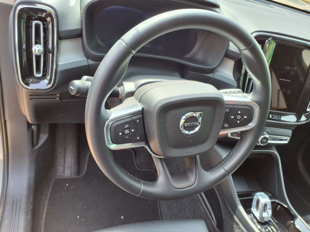 2025 Volvo XC40 B5 Plus Bright Theme