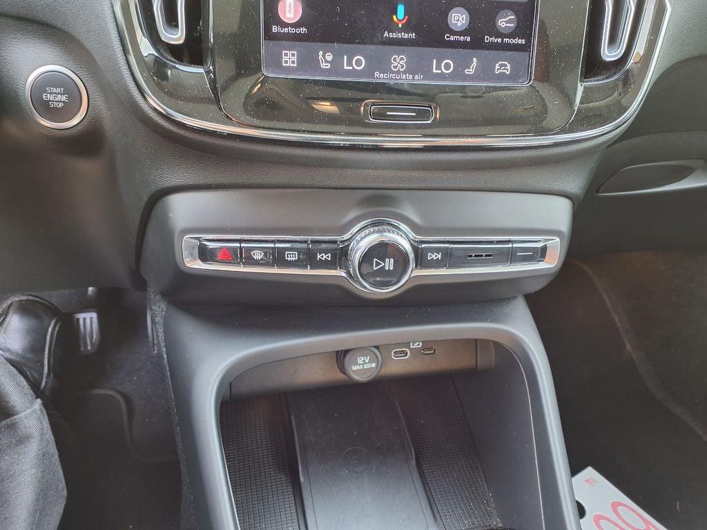 2025 Volvo XC40 B5 Plus Bright Theme