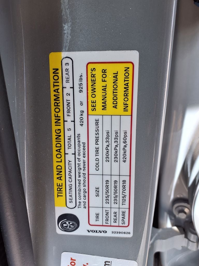 2025 Volvo XC40 B5 Plus Bright Theme