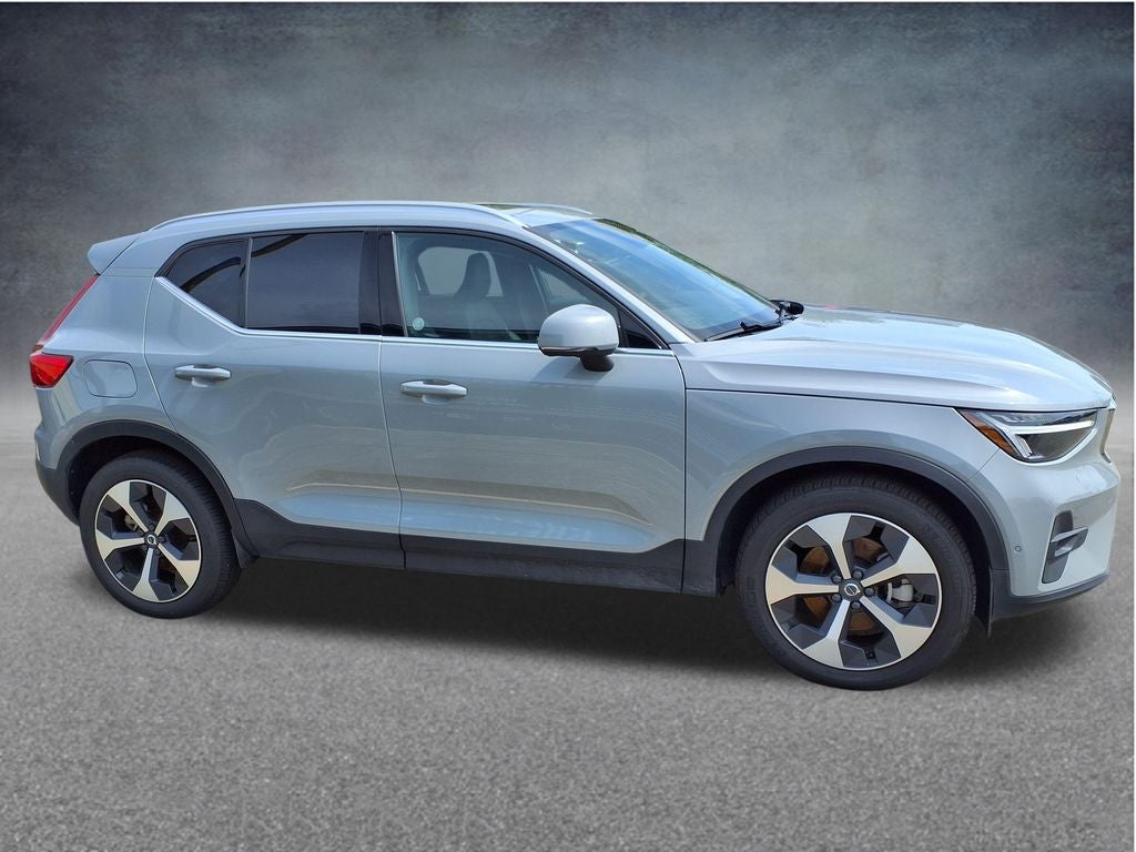 2025 Volvo XC40 B5 Plus Bright Theme