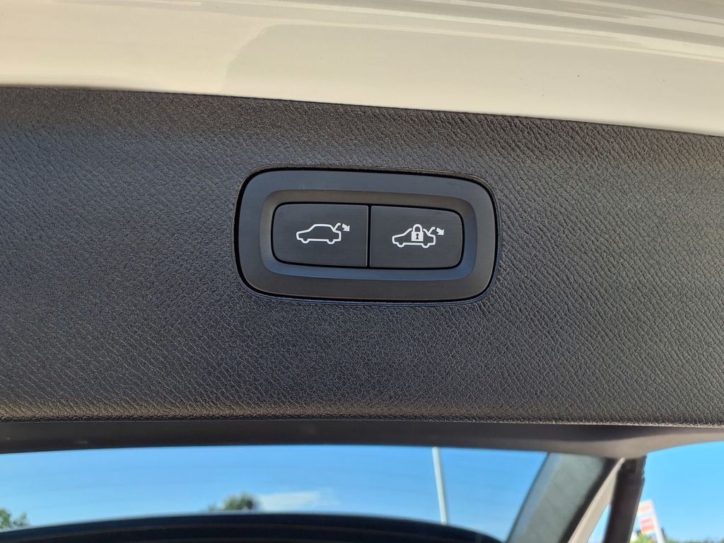 2025 Volvo XC90 B5 Core