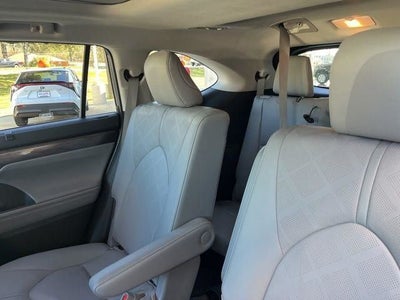 2025 Toyota Highlander Hybrid Platinum
