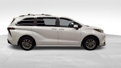 2025 Toyota Sienna XLE 8 Passenger